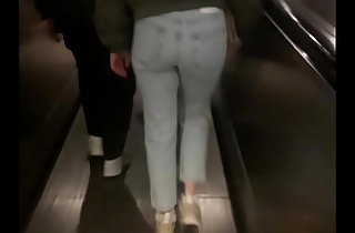 Salope blonde au gros cul se fait suivre dans le metro