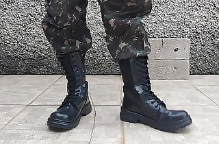 WALKING IN MILITARY BOOTS - ATL01BR