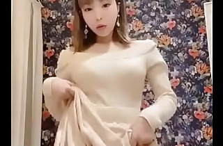 maity sexy gravure idol desnudandose en un vestuario mostrando su sexy conjunto de ropa interior color piel