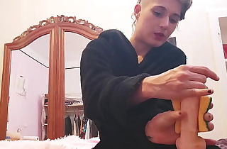 Vends-ta-culotte - Instructions de branlette et bouffage de sperme avec une éponge par une jeune dominatrice française sexy - Hetaire Mantis