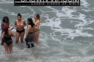 BEAUTIFUL NUDE TEEN GIRLS AT BEACH POSING FOR PHOTOS CANDID VOYEUR ASS BOOTY