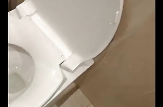शादी के कार्यक्रम में बाथरूम में हिलाक़े वीडियो बनाया