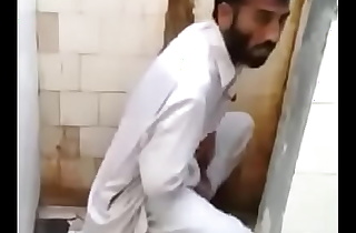 árabe pego na punheta no banheiro público