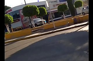 Gordita apretada cruzando la calle