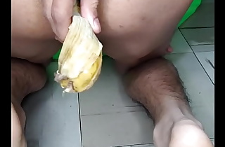 Jugando con una banana en mi agujero