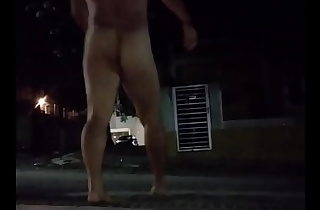 Andando pelado na rua pública de noite