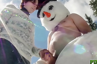 PUBLIC HANDJOBS Brandi de Lafey gives frosty outdoor handjob to snowman