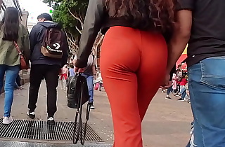 mujer grabada en la calle se le marca la panocha // hermosas nalgas en la calle (México)
