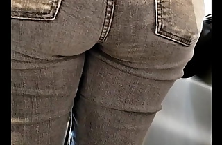 Gros cul en jean serré dans le métro filmé de près