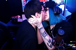 Lesbiana transexual se besa con un asiático mexicano dotado con lentes - -