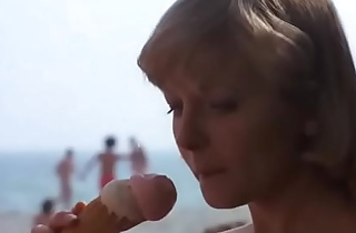 Hopla pa sengekanten (1976) - Den forsømte kone prøver at støve noget op,på stranden. HD
