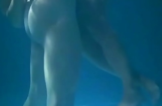 Der må være en kant - Hed elskov i swimming poolen - Come to My Bedside 1975. HD