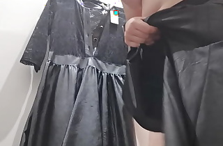 Matrigna italiana cicciona ti porta insieme a lei in un negozio abbigliamento per provarsi abiti di pelle