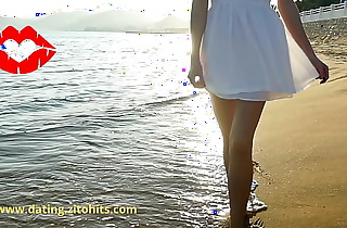 Sublime blonde aux pieds sensuels marche sur la plage