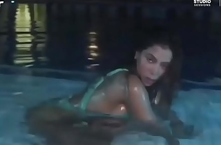 Anitta sensualizando dentro da piscina