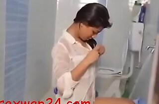 beautiful girl in bath room 2018 (sexwap24 porn tube movie )