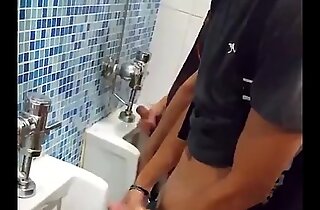 朋友 劫持 关闭 在 公共 浴室