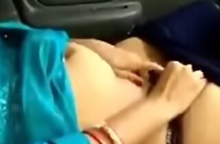 Wanita nikmat dalam kereta seks