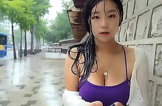 Penstrim Korea dengan payudara besar menari dalam hujan di khalayak