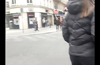 énorme cul d'une influenceuse salope filmé en cachette dans les rues de Paris, quelle pute ! Neiva Mara