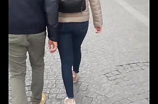 Elle marche avec son mec, je filme son gros cul dans un jean serré, salope brune française