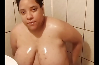 Toma banho masturbando Samuel Pinheiro Homem Trans