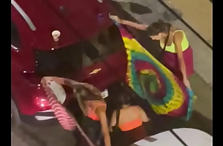 Carnaval brasileiro mulheres fazendo suas necessidades vouyer