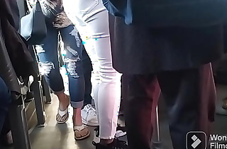 Culito en pantalón blanco en el bus