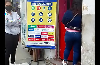 Chola madura peruana culona en la calle