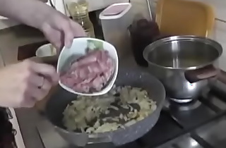 Голая на повар на кухне готовит мокороны по флотски