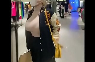 une beurette aux seins énorme filmer dans un centre commercial