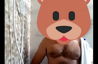 Estava mexendo no celular do meu tio  achei um vídeo dele pelado no banheiro.