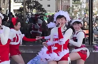 A gust of wind rolls up the Santa mini skirt of the underground idol and reveals the virgin panties.