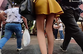 muchacha, le grabo por abajo de la falda (calzón) (México)