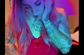 A menina trans Emma Ink bate uma punheta gostosa usando uma babydoll vermelha