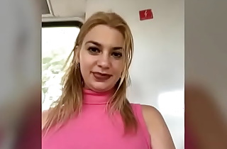 100D girl using a pink bra and show tits inside a bus