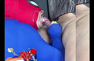 Chico vestido de Spiderman le da una una rica mamada a una verga gorda y jugosa hasta tragar su semen