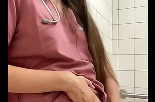 Enfermera se masturba en el  baño