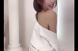 maity sexy gravure idol muestra su diminuto bikini despues de una sesion de fotos