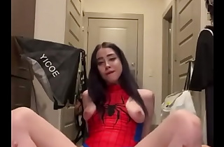Disfrazada de Spiderman me lo pide rico